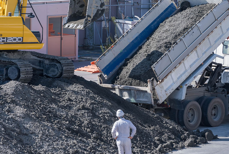 製造プラント構内作業員及び運搬作業員